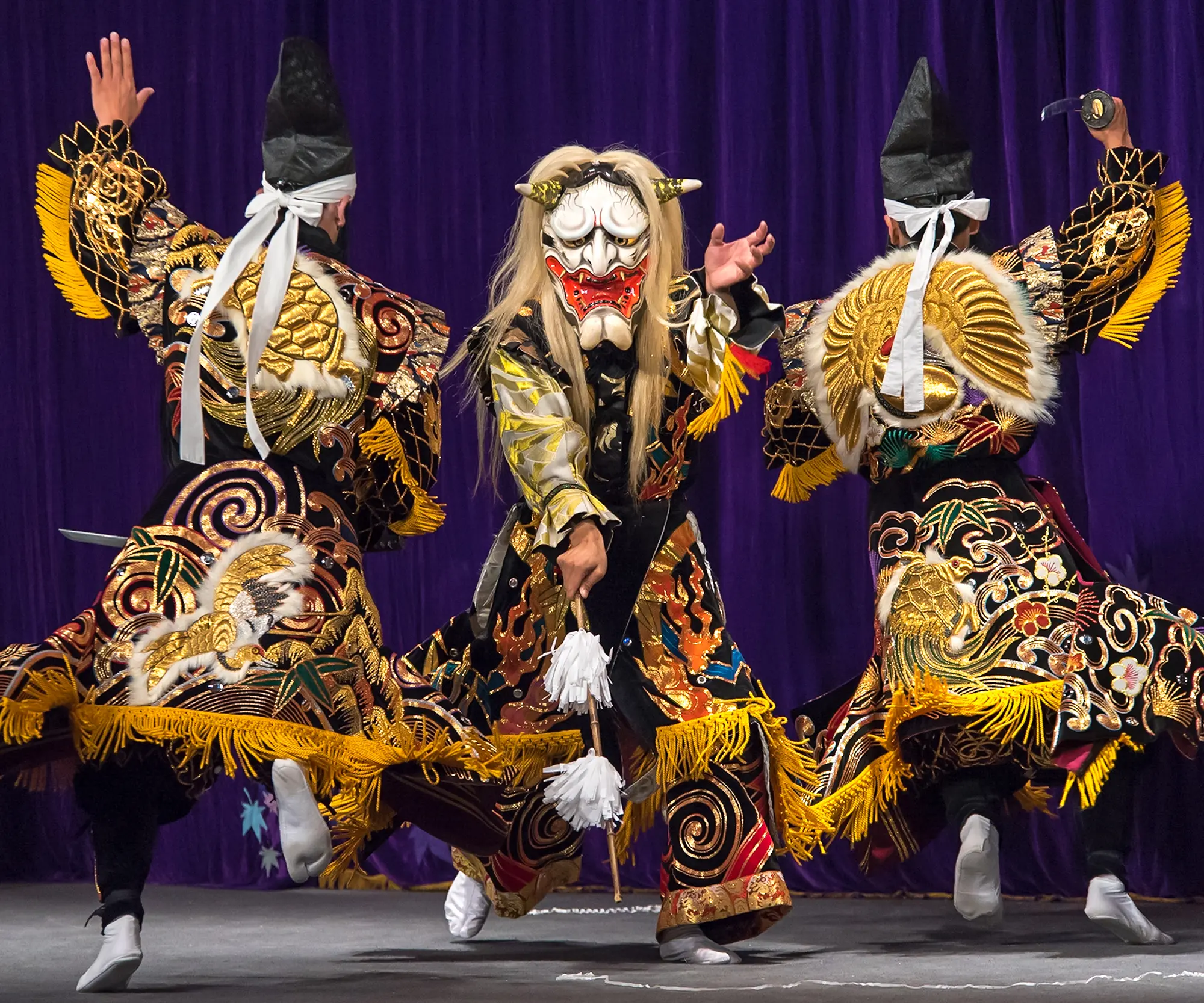 躍動感ある神楽舞の写真